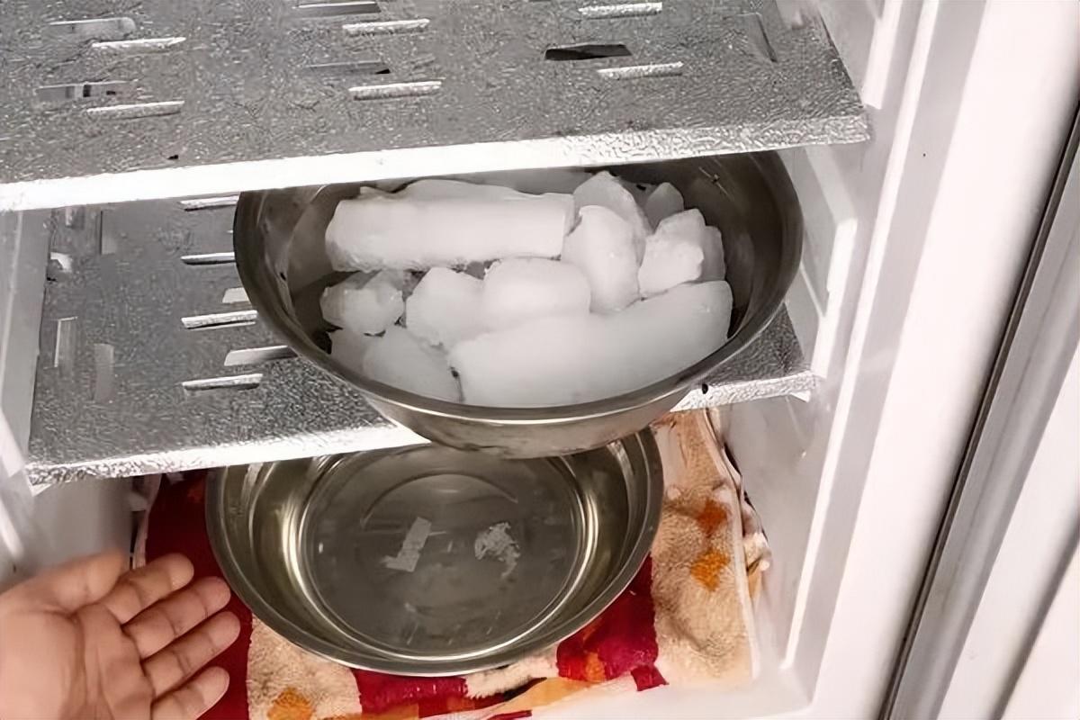 冰箱断电除霜需要注意什么_电冰箱断电除霜_冰箱除霜断电后多久再通电